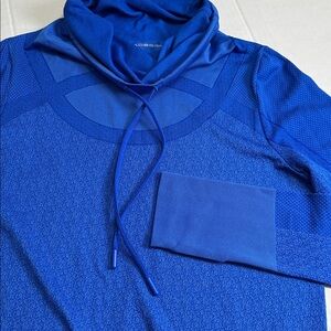 Under Aromar Women's Threadborne Seamless Funnel Neck Pullover Top Blue Medium‎